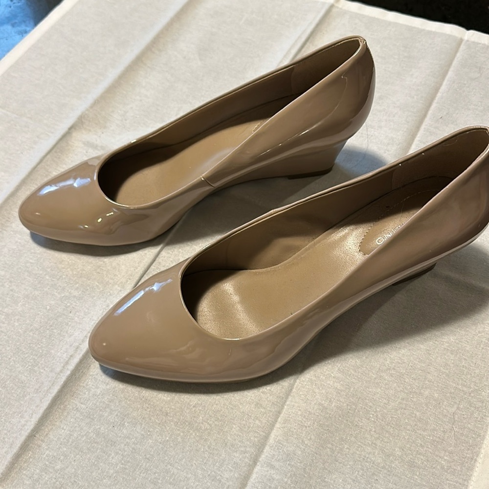 Bandolino tan patent wedge 2” (Tory Burch bag not included see separate listing)